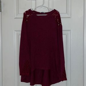 Sweet hi-lo sweater w/ adorable crochet accents